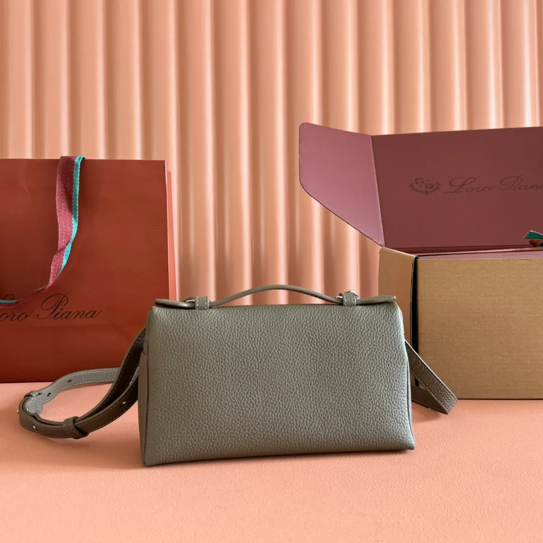 p1160💋💋💋【Original leather configuration counter complete set of packaging】 𝐋𝐨𝐫𝐨 𝐏𝐢𝐚𝐧@ Extra pocket L19 series handbag/crossbody bag, all steel, the most comfortable life is the undefined life, just like loro The material design of pian@ does not require complicated design styles. The simple and soft outline is elegant and durable, like an exquisite cosmetic case, which perfectly balances appearance and functionality. The leather is delicate and feels as soft as butter. The small bag has a large capacity. It is not only portable with a thin shoulder strap, but can also be worn cross-body. Sisters who have a special liking for minimalist style can buy it. It is simple and versatile. The simpler, the more different. Stars and Instagram celebrities are all planting it. There are two sizes of 19 cm and 27 cm. One is exquisite and casual, and the other is elegant and grand. Size: Small: length 19×width 7×height 12cm (